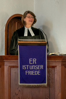 Pfrin. Saalfrank bei der Predigt
